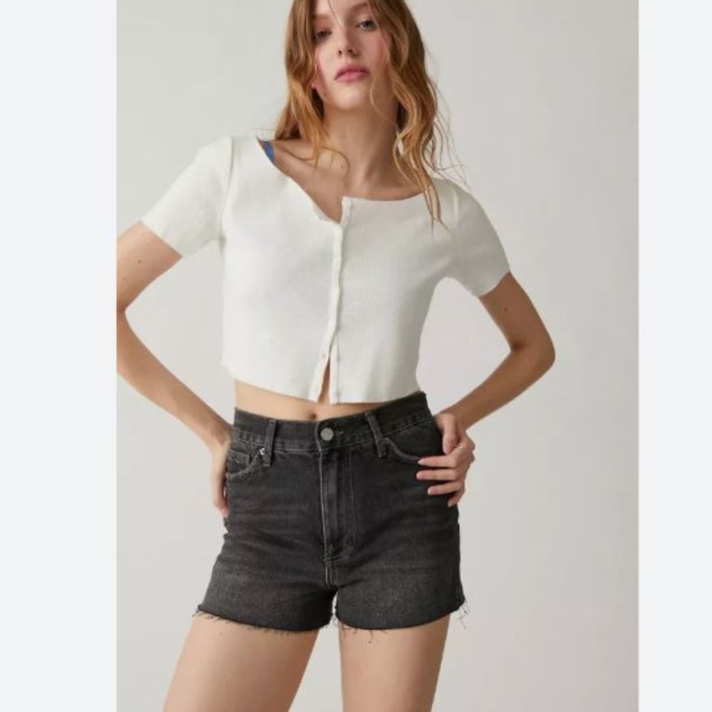 BDG Girlfriend High-Waisted Denim Short washed black size 27